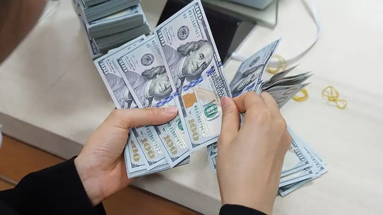 سعر الدولار يرتفع بينما يشهد اليورو والين الياباني تراجعًا اليوم.
